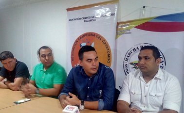 El líder fue retenido por hombres armados. La Opinión