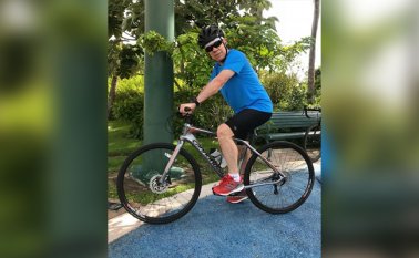 Andar bicicleta, una de las actividades que practica Santos durante sus vacaciones en Miami. Tomada de Instagram