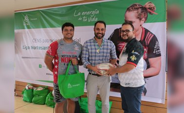 La liga le entregó una medalla a José Miguel González, gerente de Cens, por su apoyo al deporte. César Obando / La Opinión