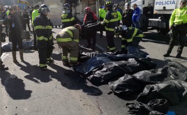 El accidente ocurrió la madrugada del martes en el sector de Palugo, sobre la vía que une a Quito con la zona de Papallacta. AFP
