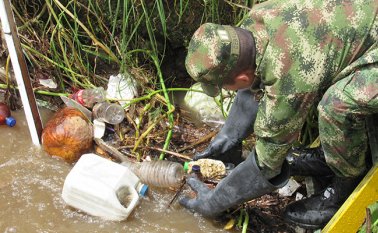 Soldados del Batallón García Rovira en compañía de la Policía Ambiental, participaron en la sexta jornada de limpieza del río Pamplonita, el cual está convertido en un botadero de basura en Pamplona. Roberto ospino / La Opinión