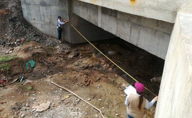 Se construyeron nueve alcantarillas, tres dispositivos para el paso de aguas, un puente y pavimentación de 2.8 kilómetros de vía. Cortesía