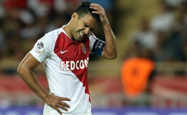 No logró definir como lo planeó, ya que el portero adivinó la dirección del balón y lo detuvo. AFP