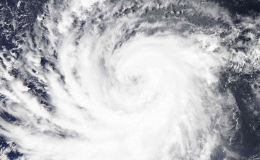 ‘Lane’ se movía a 22 km/h, con vientos de 205 km/h en promedio, que deberían mantenerse así hasta el martes por la mañana. AFP