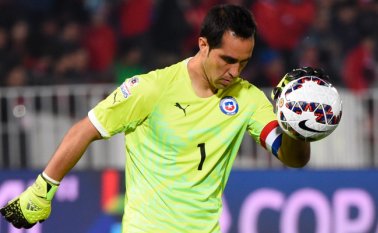 El arquero chileno de 35 años viajará a Barcelona donde examinarán el alcance de su lesión. AFP