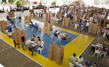 A una tarjeta electoral hay que hacerle siete escrutinios. La Opinión