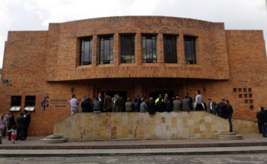 Este viernes varios comerciantes de esmeraldas se reunieron en Bogotá para asistir a las honras fúnebres del conocido zar de las esmeraldas Víctor Carranza quien falleció el jueves en la Fundación Santa fe en Bogotá. Colprensa / Luisa González