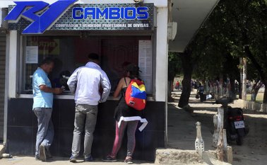 Estos billetes equivalen a un 1’000.000 y 200.000 bolívares fuertes. Mario Caicedo
