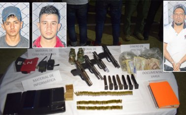 Los capturados tenían armamento, munición y equipos tecnológicos que fueron incautados por las autoridades, en medio de la operación que arrojó la captura de este cabecilla del Eln, en el marco de la campaña Esparta. Ejército Nacional