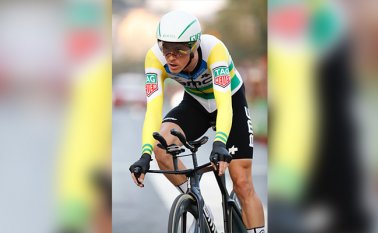 El australiano Rohan Dennis se vistió con el primer jersey rojo de líder de la clasificación general. @lavuelta