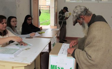 En Pamplona, los abuelos salieron a votar con ruana para menguar el intenso frío. Roberto Ospino / La Opinión