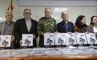 Se refiere al accionar de las Farc. En la gráfica: el comandante de las Fuerzas Militares, general Alberto José Mejía, y el padre Francisco de Roux, de la Comisión de Esclarecimiento de la Verdad, entre otros. Colprensa
