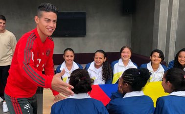 El astro colombiano invitó a las deportistas seguir por el camino del deporte.
Colprensa