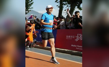 Jin Feibao corrió 42,195 kilómetros diarios. Tomada de Twitter @XHIndonesia