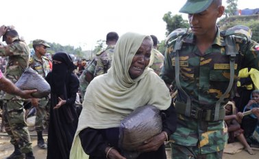 En esta foto de septiembre pasado se ven a varios refugiados de la etnia rohinyá, cuando reciben alimentos en un campamento de Ukhiya, Bangladés. Archivo