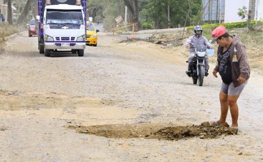 El tramo de carretera que va desde el colegio El Bosque hasta el anillo vial hace parte de las obras que ejecutará la alcaldía en el corregimiento de San Pedro. César Obando