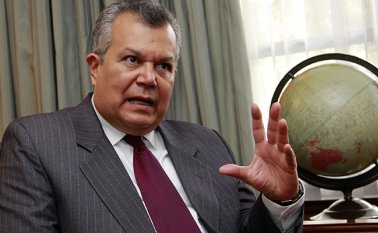 Nieto, nacido en Cúcuta, es abogado y cuenta con una amplia experiencia en el sector público. Colprensa