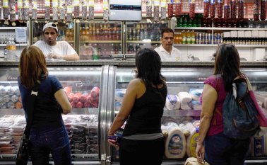 La medida de los también llamados precios acordados se logró tras firmarse un acuerdo con las 33 agroindustrias más grandes del país. Archivo