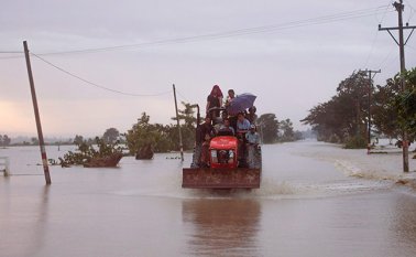 Las aguas también causaron el desplome de buena parte de un puente ubicado en la carretera Rangun-Mandalay. AFP