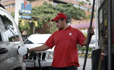 "Les voy a poner la gasolina internacional. Es más, anuncio: voy a poner un precio superior a la gasolina de Colombia en toda la frontera. ¡Ya basta que nos roben!", enfatizó Maduro. Archivo