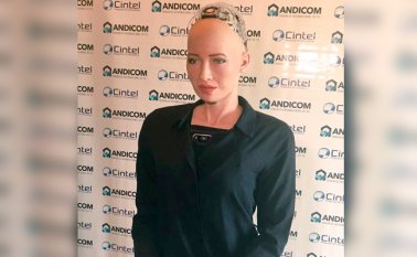 Sophia fue creada y programada en 2015 para aprender del comportamiento humano. Twitter