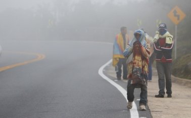 El ministro Carlos Holmes Trujillo se reunirá con el gobernador y alcaldes de la zona fronteriza para analizar la situación. Centenares de venezolanos huyen de Venezuela por Colombia caminando. Mario Franco