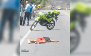 Junto al occiso quedó una tula de colores, donde llevaba ropa húmeda. La Opinión