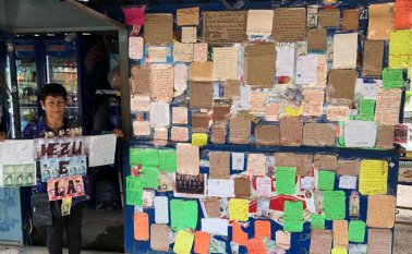 Cada noche, entre 30 y 40 venezolanos duermen en esta caseta de La Garita. Marta Elena exhibe algunos de los mensajes que los caminantes han dejado en su negocio. Algunas de las historias que contienen son desgarradoras. Jhon Jairo Jácome