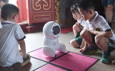 Blanco y regordete, desprovisto de brazos, se desplaza rodando. AFP