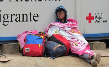 La Cruz Roja recomienda a los caminantes venezolanos caminar en grupo y evitar la deshidratación. Roberto Ospino / La Opinión