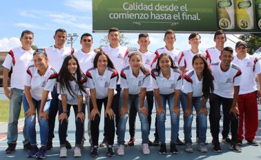 En la foto arriba (de izquierda a derecha) Diego Mejía (directivo), Carlos Velazco, comisión técnica), Édgar Villamizar (presidente), Juan José Gamboa, Freddy Ramírez, Esteban Londoño, Luiggy Fossi, Winston Torres y Diego Fernández (entrenador); abajo, de izquierda a derecha: Samanta Miranda, Silvia Parada, Alejandra Mariño, Anny Toscano, Keyli Delgado, Nagge Carrero y Rafael Salas. Especial para La Opinión