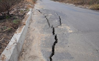 A lo largo de los dos kilómetros que mide la vía se observan grietas como las que se aprecian en la fotografía. César Obando / La Opinión