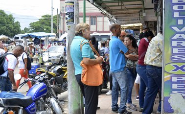 En La Parada, punto de mayor afluencia de venezolanos, la tasa de cambio está en 90 pesos la compra y 150 la venta. La Opinión