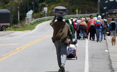 Según Uribe, en Colombia se estima que ya hay un millón de venezolanos. Miles de ellos han salido de Venezuela caminando. La Opinión