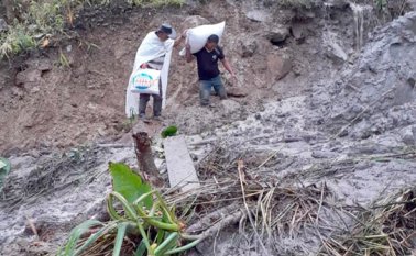 Los habitantes de Chucarima se encuentran incomunicados por las grietas y hundimiento de la vía que los conduce a la carretera La Soberanía. Cortesía
