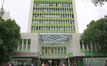 El condominio Centro Agrobancario fue construido hace 45 años, a pesar de ser tan antiguo los propietarios del predio le apuestan a la innovación con una planta de energía solar y luces LED. Mario Caicedo