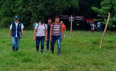 Los soldados Yair Vega, Juan Pablo Rojas y Eduardo Caro fueron entregados a una comisión humanitaria en Arauca. Colprensa