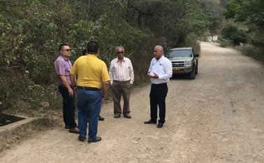 Las autoridades acordaron hacer una mejora en los puntos más críticos de la vía que existe. Colprensa
