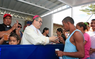 El obispo de Cúcuta, monseñor Víctor Manuel Ochoa, puso en funcionamiento la casa de paso para ayudar a los caminantes venezolanos que van hacia el interior de Colombia y a otros países. Cortesía