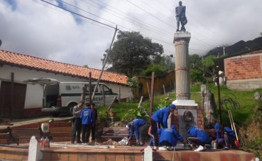 Los jóvenes arreglaron el parque Simón Bolívar, pintaron el pedestal, arreglaron la cerca, las sillas y recogieron basura. Cortesía
