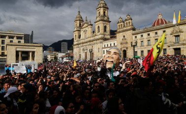En la Plaza de Bolívar asistieron ciudadanos y líderes sociales. Colprensa