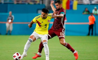 Radamel Falcao se peleó el balón hasta que logró anotar. AFP