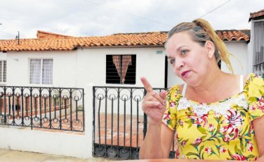 Blanca Nieves Pérez acaba de recibir las escrituras de su nueva casa. Mario Caicedo