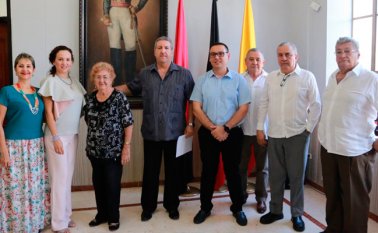 Antonia Velandia, Yari Castellanos, Gladys Bermúdez, madre del nuevo colombiano, el profesor Dotrees, el Alcalde de Cúcuta encargado, Hugo Márquez, Carlos Eduardo Ramírez Quintana, Patrocinio Ararat y Vinicio Esquivel. Cortesía
