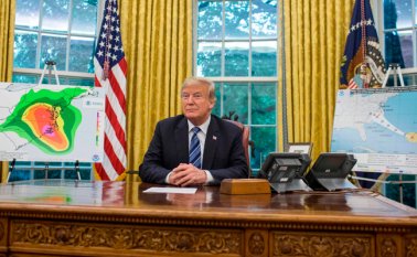 El presidente de EEUU, Donald Trump, durante una rueda de prensa informativa sobre el huracán 'Florence' en la Oficina Oval de la Casa Blanca. AFP