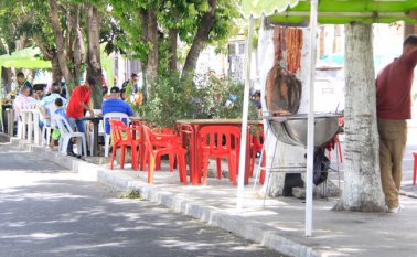 Esto sucede a diario en el separador de la principal avenida del barrio Prados del Este. Cesar Obando
