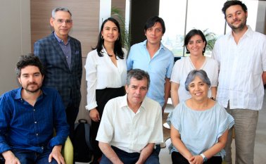 Samuel Vélez, Margarita Contreras, Luis Albarracín, María Isabel Galindo y Santiago Pradilla. Sentados: Sebastián Serna, Eduardo Samper y Ana María Rojas. Mario Caicedo y Alredo Estevez