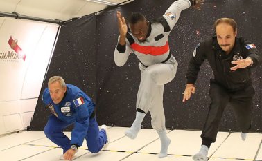 El velocista jamaiquino retirado Usain Bolt (centro), el diseñador de interiores francés Octave de Gaulle (derecha) y al exastronauta francés Jean-François Clervoy gesticulando en condiciones de gravedad cero en un avión. AFP