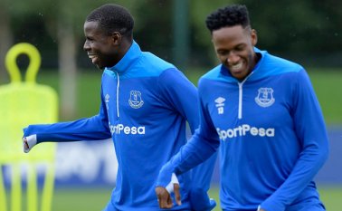 Mina realizó ejercicios con balón y trabajos tácticos con sus compañeros.  Tomada de Twitter @Everton