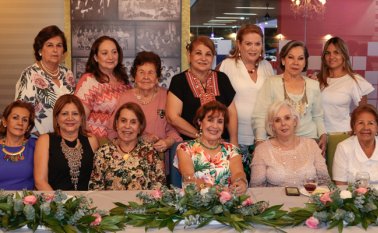 Elvira Jaramillo, Yamile Fanti, Clelia Ortega, Gladys de Assaf, Vianca Victoria Sanclemente, Graciela de Peñaranda, María de Assaf. Sentadas: Sofía de Figueroa,María Inés Blanco, Mary de Garcés,Yolanda de Yáñez, Nelly de Rojas y Rita de Tarazona. Mario Franco